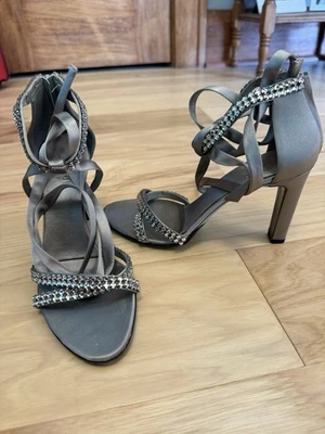 Tacones altos con correa envolvente de cristal Gucci talla 6,5 Foto 1 de 4