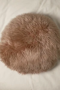 Almohada redonda de piel de oveja australiana real en rosa cálido polvoriento/rubor - Imagen 1 de 3