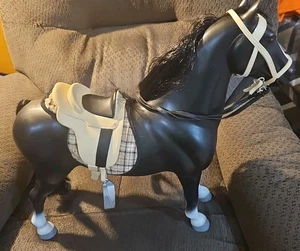   Battat Black Hengst Pferd mit Sattel.  Unsere Generation  - Bild 1 von 5