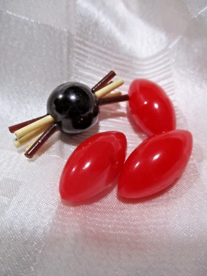 Vintage Set 4  Red Barrel and Brown Bakelite Ball Button LOT - Image 1 of 4