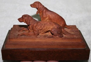 ANTIQUE/VINTAGE FINELY CARVED WOOD LABRADOR RETRIEVERS ON PLINTH BLOCK - Picture 1 of 19