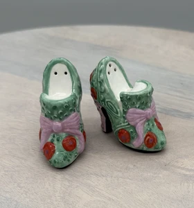 Vintage Porzellan High Heel Schuhe Salz & Pfefferstreuer schöne Keramik Schleife - Bild 1 von 10