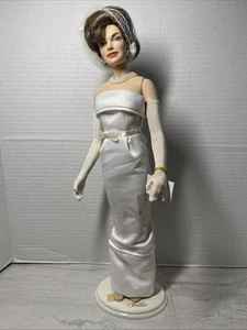 The Jackie Kennedy Doll Franklin Mint 16”In White Satin Gown Vinyl - Picture 1 of 7