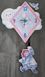 Enesco Raggedy Ann mit Drachen batteriebetriebene Wanduhr OVP - Bild 1 von 4