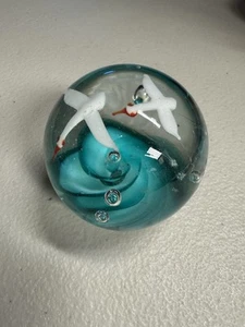 4473 Hand Blown Art Glass Sphere Orb Two White Birds Flying Of The Ocean - Picture 1 of 7