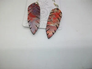 Pendientes colgantes multicolores plumas talladas en madera artesanales 2 1/2" NUEVO - Imagen 1 de 4