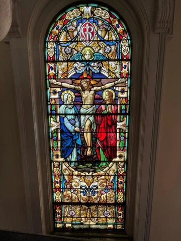 ANTIQUE STAINED GLASS  CRUCIFIED CHRIST WITH ST MARY , ST, JOHN  WINDOW - CMC51 Cover