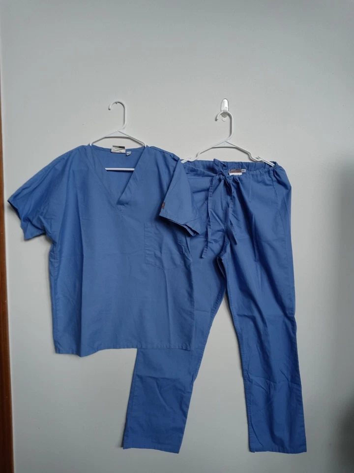 2 conjuntos de pantalones exfoliantes unisex azul claro y cuello en V manga corta talla SM Foto 1 de 2