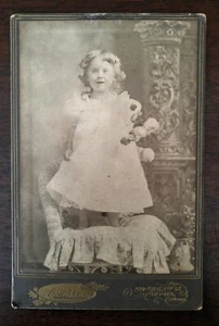 Foto de Colección Retrato de Gabinete de Niña De pie en Silla St. Paul MN - Imagen 1 de 2