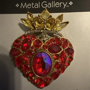 Broche corona de diamantes y corazón de rubí galería de metal - Imagen 1 de 5