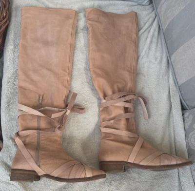 Botas Free People Color Camel Cuero Suave Sobre la Rodilla Cuero Envolvente Corbata Talla 41 Foto 1 de 4