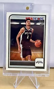 🚨Victor Wembanyama 2023-24 NBA Hoops Rookie RC #277 San Antonio Spurs 🚨 - Foto 1 di 2