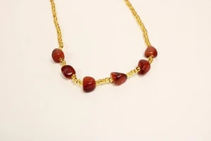 Modeschmuck Halskette satte rote klobige Perlen an einer goldfarbenen Kette - Bild 1 von 6