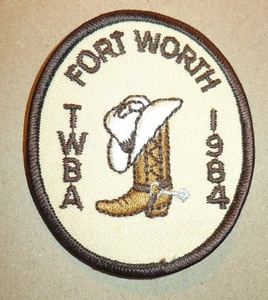 BONITO PARCHE SIN USAR 1984 FORT WORTH TWBA WESTERN BOTA Y SOMBRERO DE VAQUERO ¿QUÉ ES TWBA??? - Imagen 1 de 2