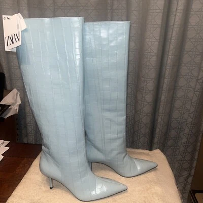 Botas hasta la rodilla Zara azul claro simuladas de cuero de cocodrilo tacón alto EU38 US 7.5 nuevas Foto 1 de 4