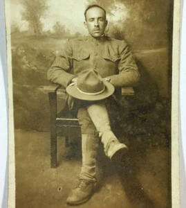 Telón de fondo pintado con foto real soldado estadounidense 1914 AZO RPPC - Imagen 1 de 3