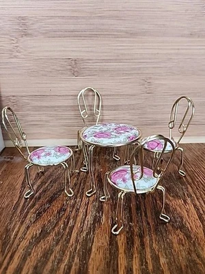 Mesa superior esmaltada miniatura para casa de bonecas e 4 cadeiras arame rosa salão cozinha jantar - Imagem 1 de 4