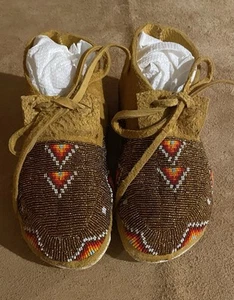 Beautiful Native American Lakota Sioux Beaded Women’s Moccasins - Picture 1 of 6