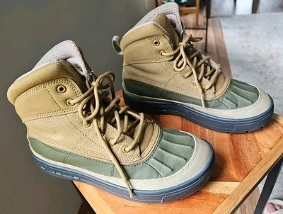 Nike Woodside ACG молодежи высоты верхний ботинки хаки желтовато-коричневый/зеленый размер 5Y минимальный износ  - Изображение 1 из 4