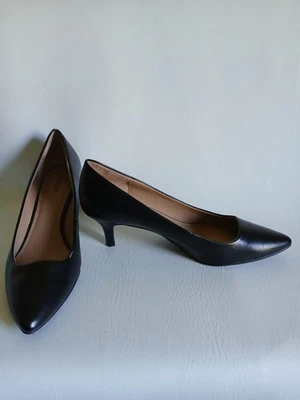 Women's Metaphor Black Faux Leather Classic Pump Pointed Toe Kitten Heel Sz8.5M - Изображение 1 из 4