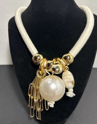 Collar de pasarela grueso de perlas de imitación colgante grande tono dorado dijes audaz elegante Foto 1 de 4