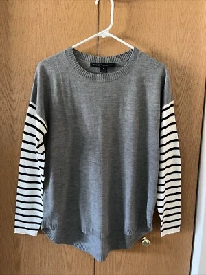 Suéter pulôver feminino French Connection pequeno cinza manga listrada bainha Hi Lo - Imagem 1 de 4