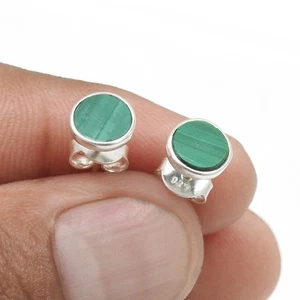Pendientes elegantes de plata esterlina con bisel artesanal de piedra de malaquita poste de hermana - Imagen 1 de 8