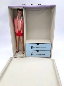 Vintage 1961 Barbie Ken Puppe mit braunen beflockten Haaren, Original Outfit und lila Koffer - Bild 1 von 12