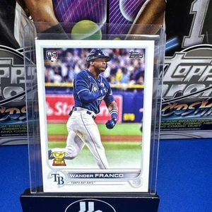 2022 Topps Series 1 - Wander Franco #215 Pounding Chest, Blue Jersey (RC) - Picture 1 of 2