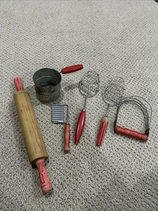 Konvolut Vintage Küchenhelfer Mid Century Blech Messbecher Knisterschneider usw. - Bild 1 von 19