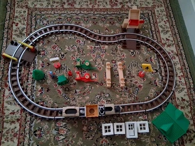 Lincoln Logs Train Set~ Cars+Figure+Assorted Pieces - Image 1 of 4