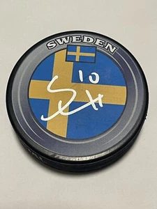 Simon Holmstrom signiertes signiertes signiertes Team Schweden 🙂 🙂 Hockey Puck a - Bild 1 von 1