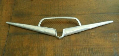 Ford Fairlane 1956 maletero emblema bisel OEM BJ-7043525-B FoMoCo Foto 1 de 4