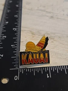 Kauai Hawaii Sailboat & Sun Souvenir Lapel Pin Travel N6 - Imagen 1 de 2