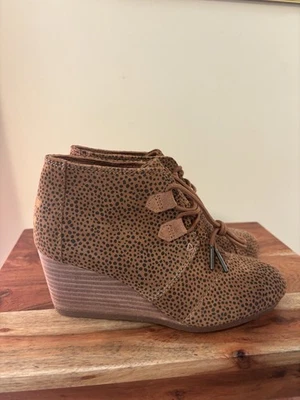Sapato Toms Feminino Tamanho 7 Kala Wedge Bootie Ortholite Tan Mini Cheetah Camurça Novo - Imagem 1 de 4