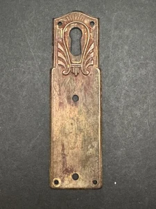Vintage SINGLE LIGHT WEIGHT Brass Skeleton Key Hole Door Drawer Plate Escutcheon - Picture 1 of 4