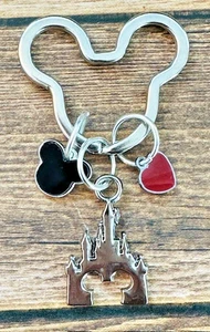 Schlüsselanhänger Mickey Schloss Emaille rot Herz silber Rucksack Anhänger Handtasche Anhänger - Bild 1 von 1