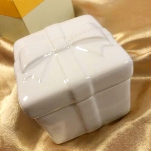 Le Creuset Mini Cocotte Ribbon Gift Box Motif White Color Unused Cute ! - Picture 1 of 12