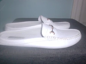 Saks Five Avenue weiße Leder Gold Akzent Slipper Pantoletten Schuhe Größe 6 - Bild 1 von 3