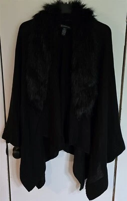 Cárdigan para mujer Petites PM/PL INC tejido negro con cuello de piel sintética capa poncho encogerse de hombros Foto 1 de 4