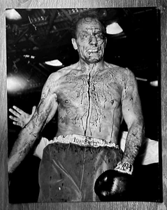 Graphic 1966 Henry Cooper Profusely Bleeding by Muhammad Ali, Vintage 1, 8 x 10 - Picture 1 of 3