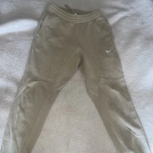 Nike Small NSW Club Jogger Jogginghose beige Logo - Bild 1 von 4