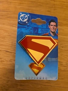  NUOVO! Spilla smaltata DC Comics Superman 2025 con l'iconico scudo "S"! - Foto 1 di 5