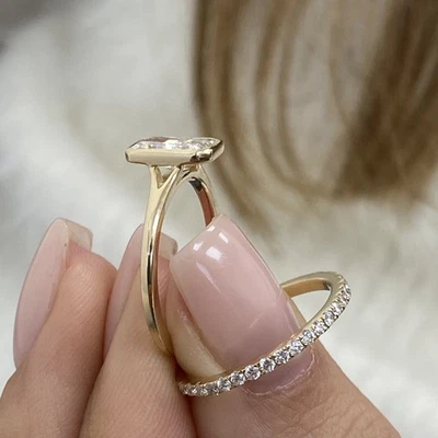 Anillo y banda de diamantes radiantes con certificación IGI E VS1 bisel de oro 14K Y creado en laboratorio Foto 1 de 4