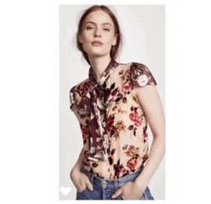 Alice + Olivia Jeannie Bluse mit Schleife. Neu mit Etikett. Größe S. Einzelhandel - 300 $ - Bild 1 von 8