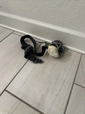 2008-2011 梅赛德斯-奔驰 C300 C350 W204 左前安全带收回器🔥 — 第 1/4 张图片