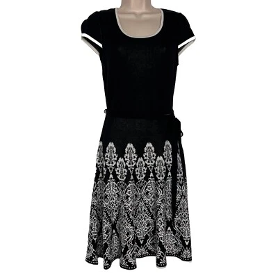 Vestido Dressbarn para mujer pequeño manga corta hasta la rodilla ajuste con cinturón y tejido acampanado Foto 1 de 4