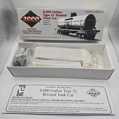 Life-Like HO Scale Proto 2000: 8,000 Gallon Tank Car Series #21283 Shell #1453 - Image 1 of 4