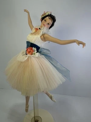 Barbie de porcelana Prima Bailarina "Lighter than Air" inspirada en el arte de Degas Foto 1 de 4