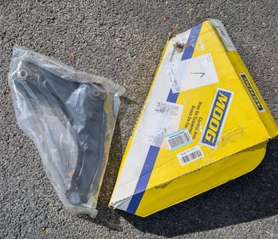 Brazo de control inferior delantero izquierdo MOOG RK621577 y rótula para Nissan Versa 12-19 Foto 1 de 4